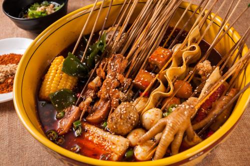 東北人搶走了四川人的麻辣燙，而麻辣燙養(yǎng)活了一個火鍋料行業(yè)！