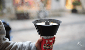 邊走邊吃的火鍋！這個(gè)“新物種”，你get到了嗎？
